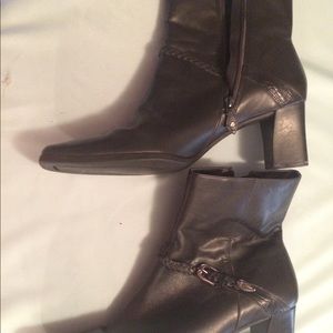 Unisa. Genuine leather boots.  Made in Brazil